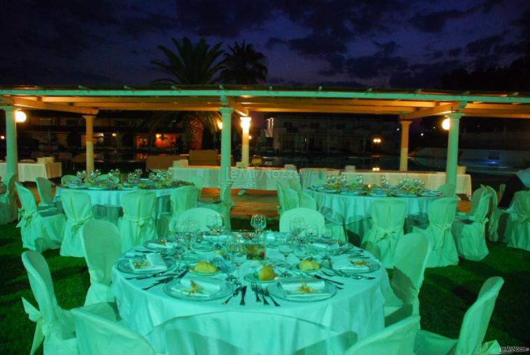 Matrimonio a bordo piscina con effetti luminosi su richiesta degli sposi