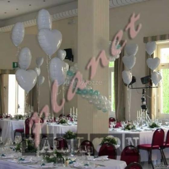 Palloncini bianchi per i tavoli al matrimonio