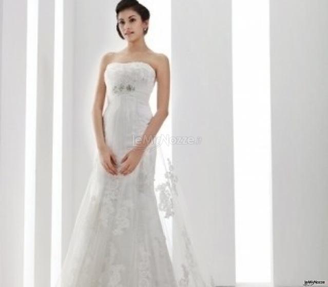 Elegante abito da sposa dai ricami in pizzo