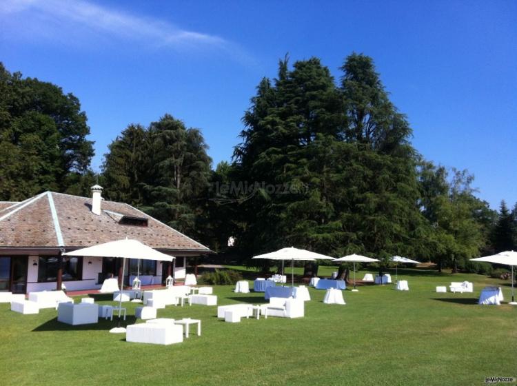 Aperitivo nel giardino della villa