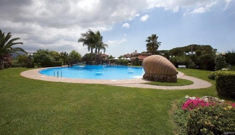 Aperitivo di matrimonio servito a bordo piscina