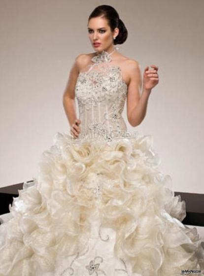 Abito da sposa ricamato con perle preziose e con gonna effetto piume -  Victoria Paradise Spose