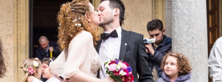 Stefano Scelzi Fotografo - Il bacio fuori dalla chiesa