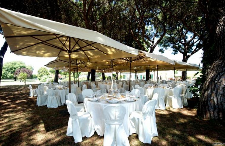 Ricevimento di matrimonio allestito in giardino sotto un gazebo