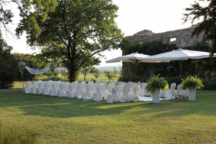 Cerimonia simbolica nel giardino della villa