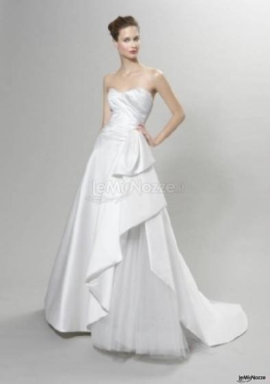 Vestito da sposa con scollo a cuore e sottogonna in tulle