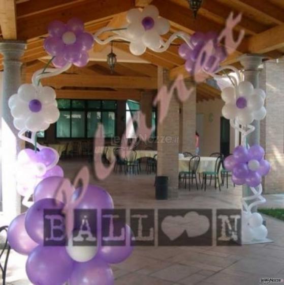 Arco floreale con palloncini