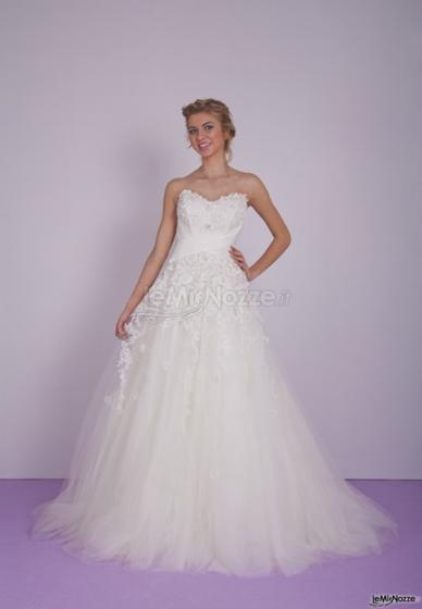 Abito Copenaghen dalla linea ampia, punto vita sottolineato da un incrocio di drappeggio con pizzo e strass Swarovski - Atelier AnnaB Creations Sposa e Cerimonia