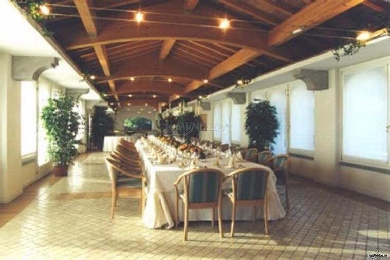 Allestimento tavoli per il buffet nuziale