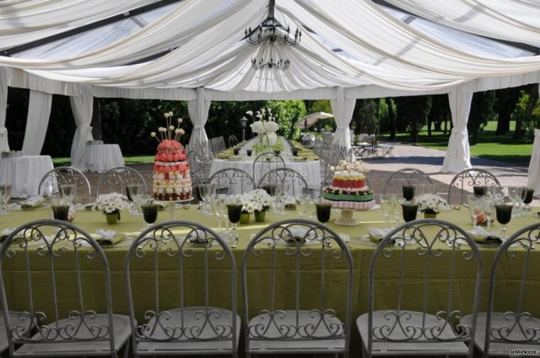 Mise en place sotto il gazebo con sedie in ferro battuto