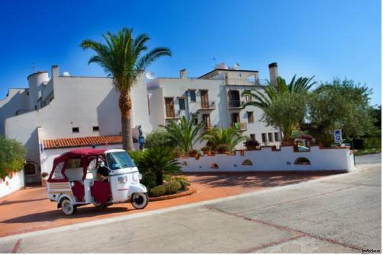 Esterno con ampio piazzale per ricevimento di matrimonio presso l'Hotel Baia del Capitano