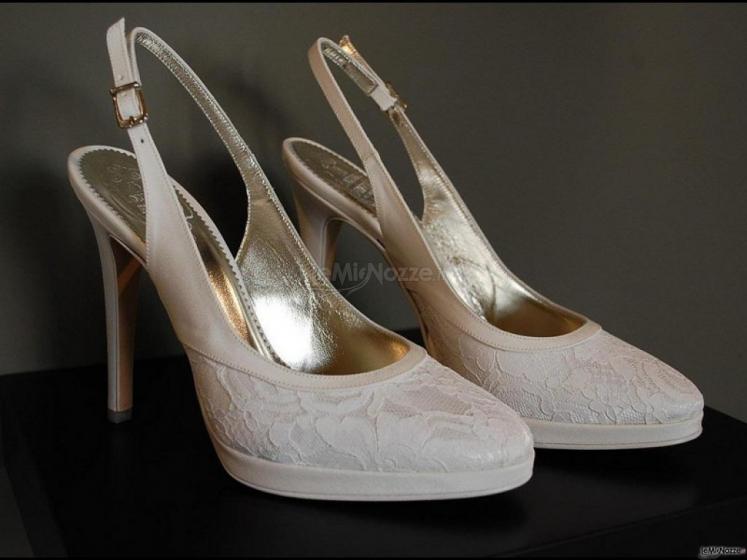 Scarpe in pizzo per la cerimonia di matrimonio