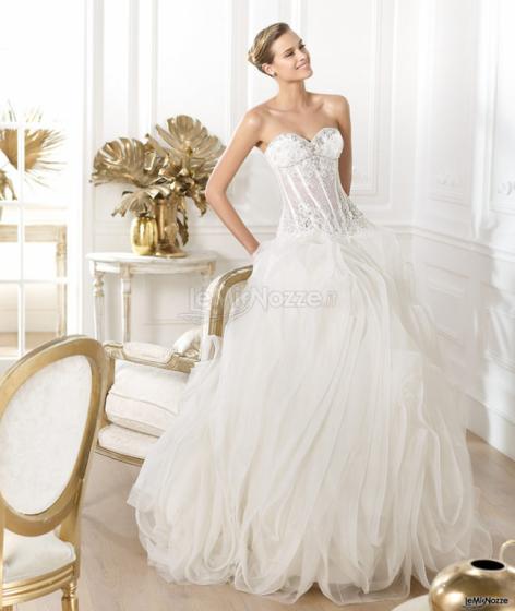 Splendido abito da sposa dal corpetto elaborato e dalla gonna in tulle