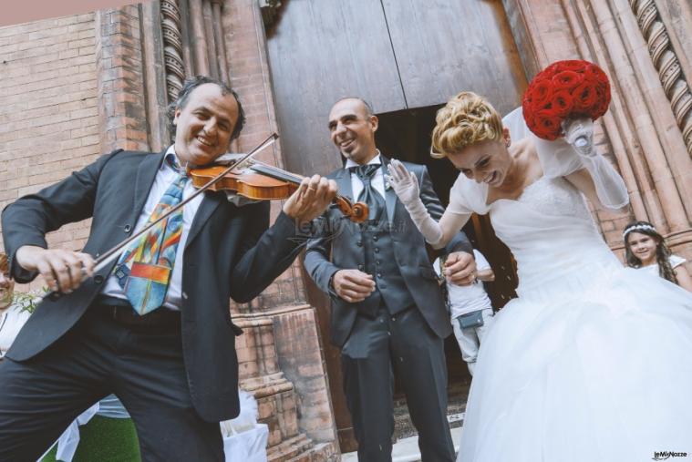 Giuseppe Costantino Fotografo - Violino fuori dalla chiesa