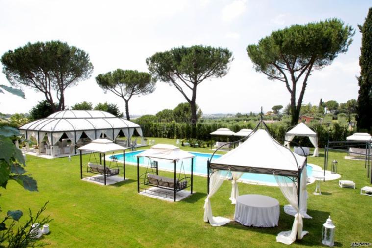 Matrimonio sotto il gazebo a bordo piscina