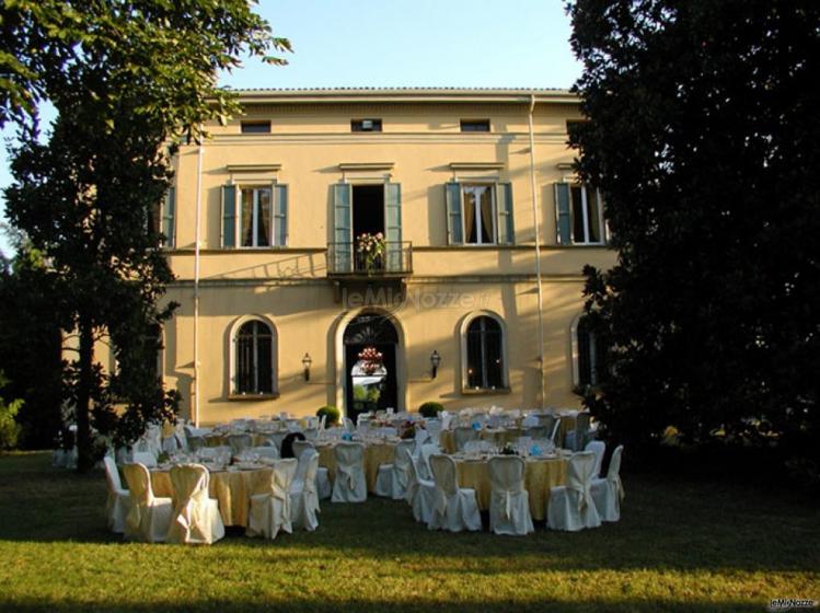 Il banchetto di matrimonio organizzato all'esterno della villa