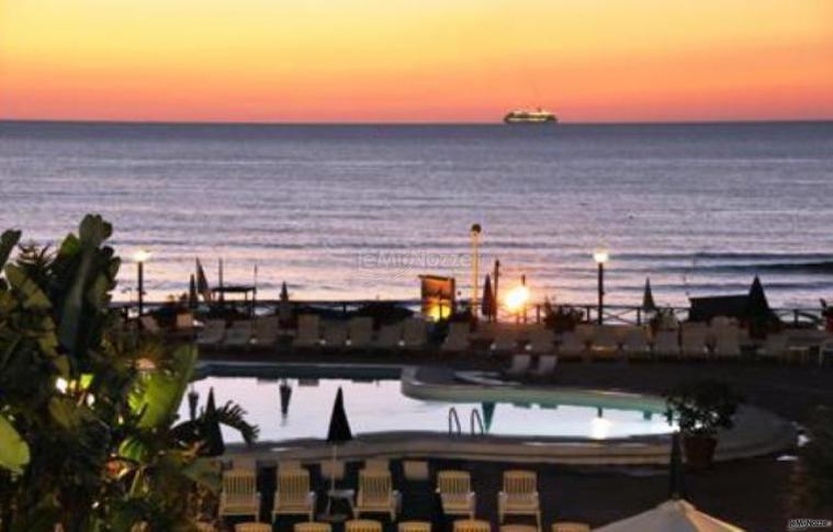 Un matrimonio da sogno con la luce del tramonto al Saracen Sands Village