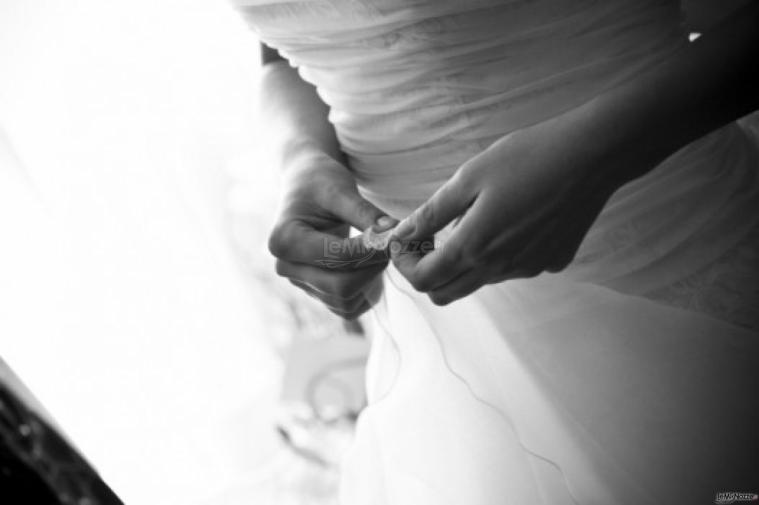 Dettaglio della sposa durante i preparativi di matrimonio