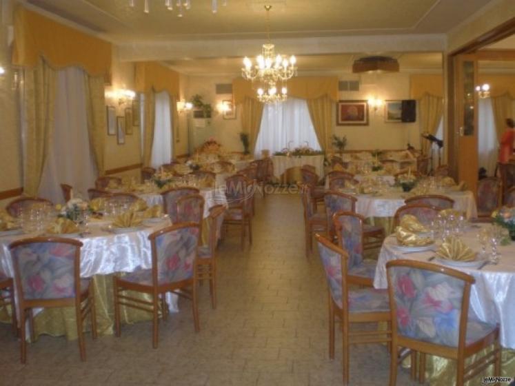 Allestimento dei tavoli per il matrimonio