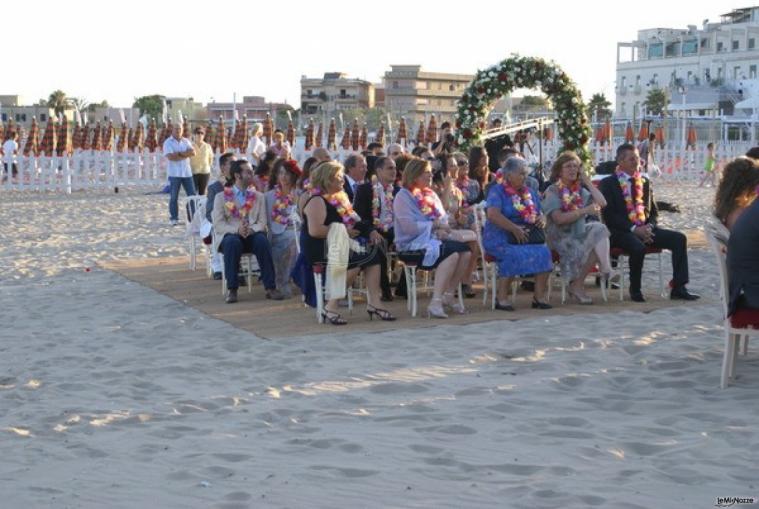 Invitati al matrimonio in spiaggia con collana di fiori