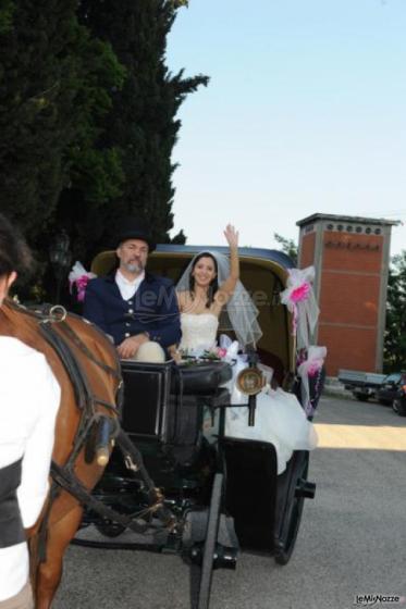 La sposa saluta dalla carrozza d'epoca