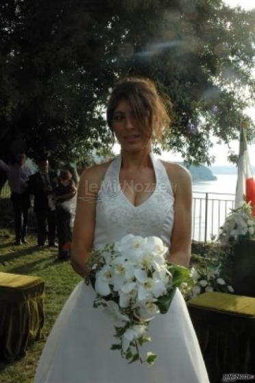 Sposa con il bouquet di fiori