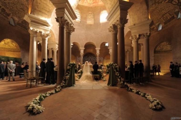 Allestimeno floreale per la cerimonia nuziale in chiesa