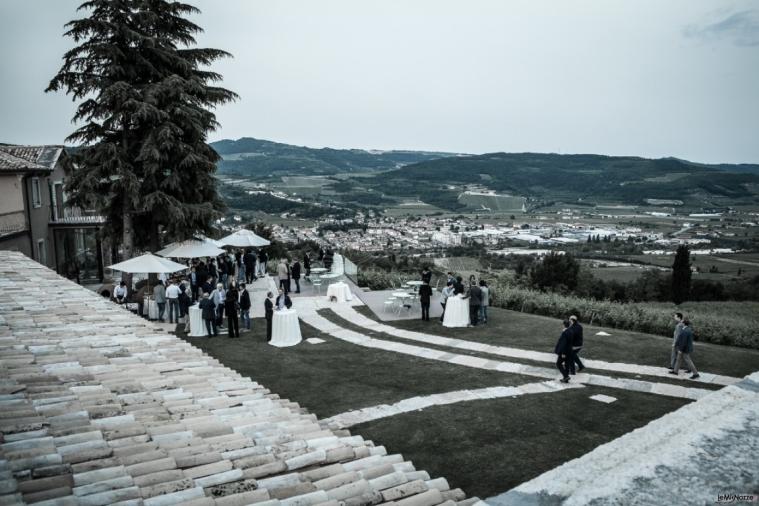 Il giardino della villa principale: uno scorcio dall'alto al tramonto di una giornata di primavera