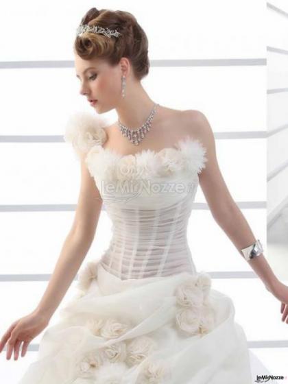 Abito da sposa con rose applicate