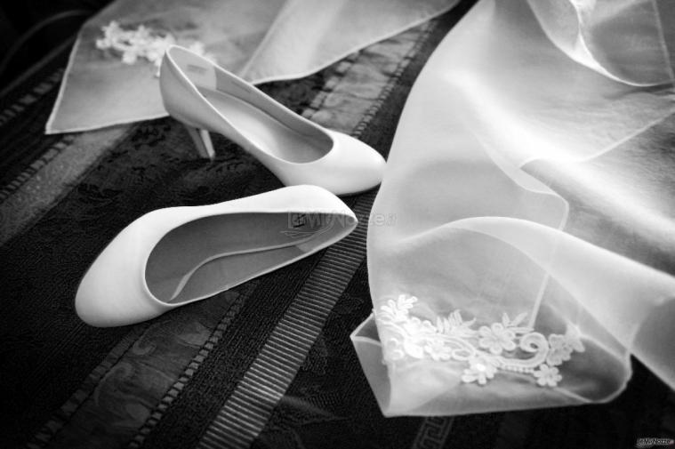 Il giorno più bello passa per la cura di ogni dettaglio. Fotografia della preparazione di una sposa