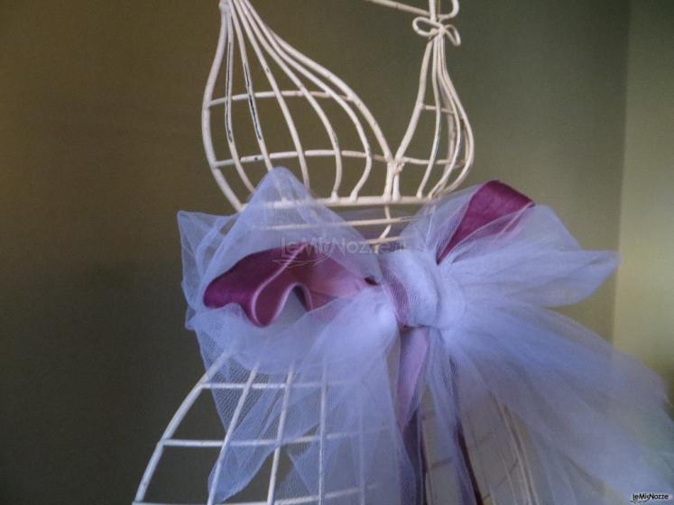 Originale allestimento di matrimonio con fiocco in tulle