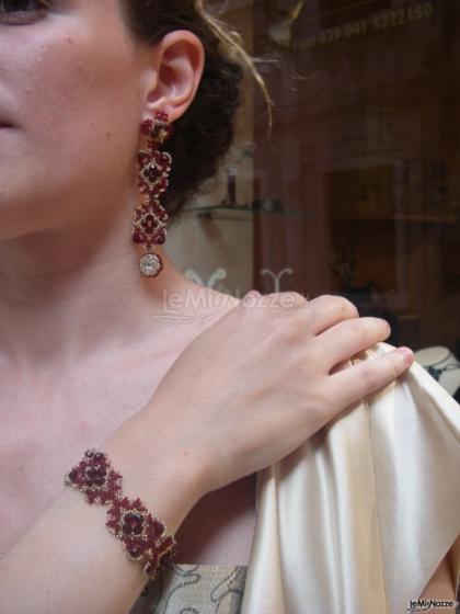 Bracciale e orecchini in microperle bianche e rosse per la sposa