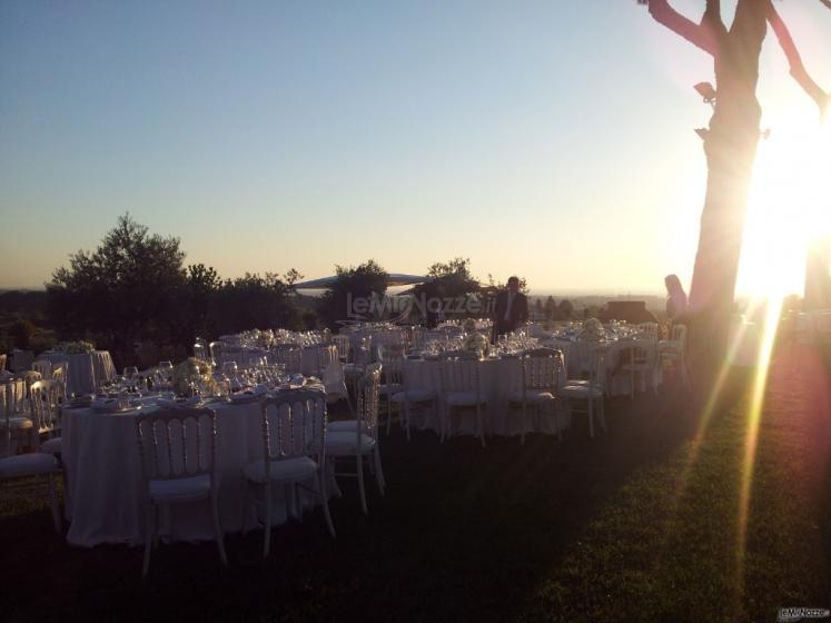 Tavoli rotondi per il matrimonio in giardino