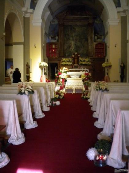 La chiesa allestita per il matrimonio