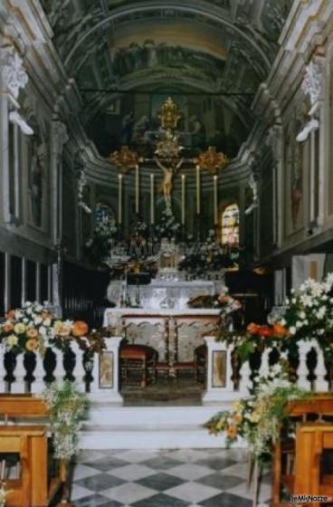 Allestimento floreale della chiesa