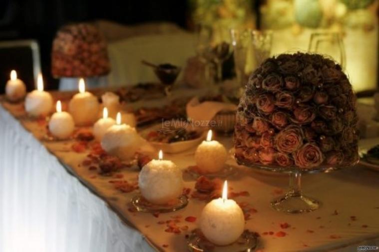 Allestimento con candele della location di matrimonio