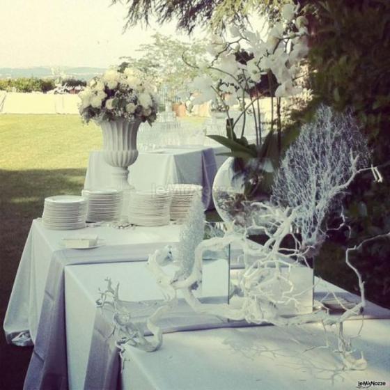 Allestimento total white per il tavolo del buffet