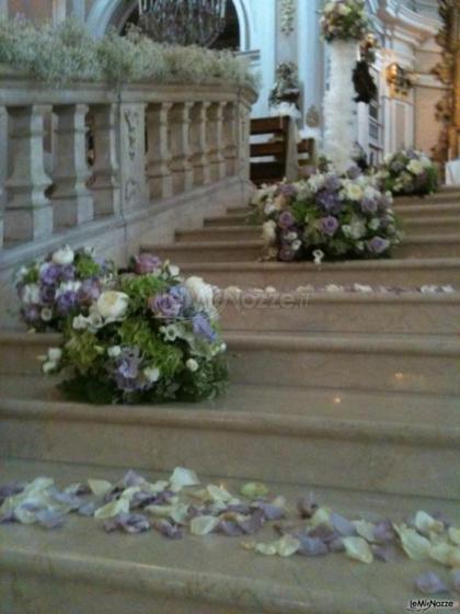 Allestimento floreale con rose per la chiesa