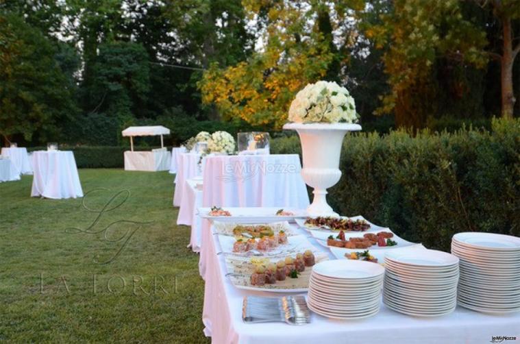 Buffet di nozze servito in giardino