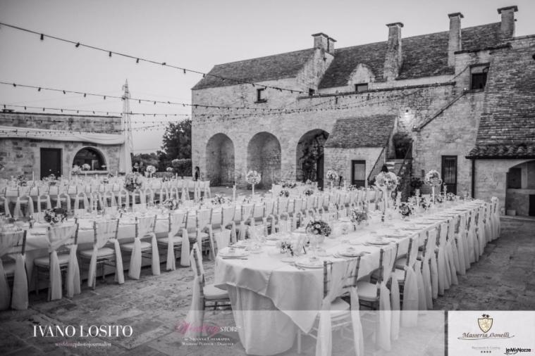 Masseria Bonelli - L'allestimento all'esterno in bianco e nero