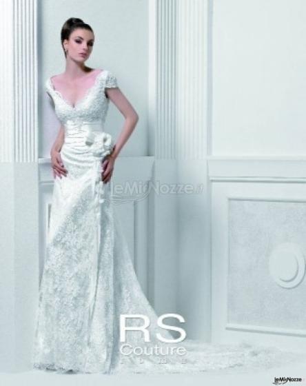 Vestito da sposa con tessuto ricamato