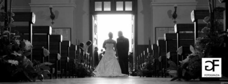 Fotografia degli sposi durante la cerimonia di matrimonio