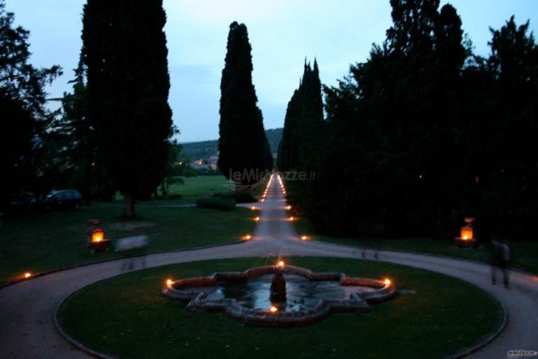 Ingresso alla villa dal viale di cipressi