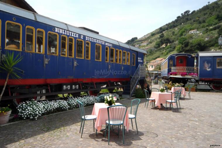 Treni nel giardino del ristorante