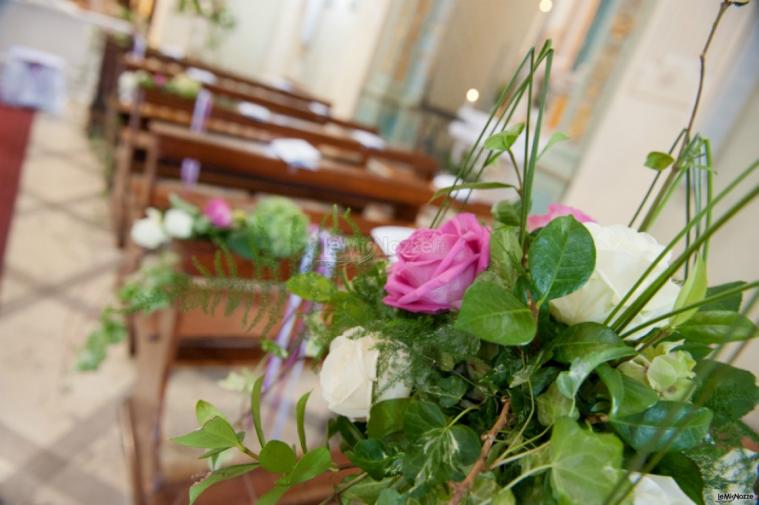 Addobbi floreali sui toni del rosa per la chiesa