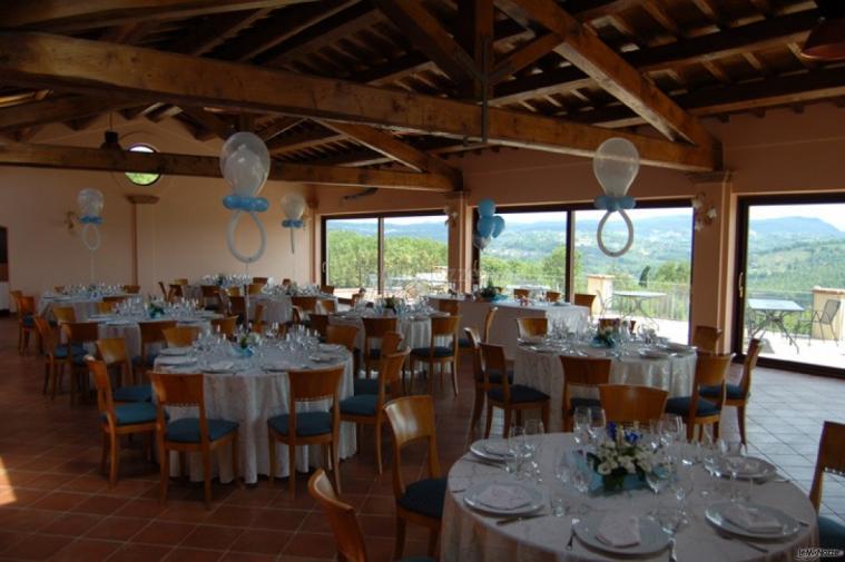 Allestimento della sala nell'agriturismo Tenuta Pizzogallo