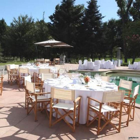 Tenuta Ladin - L'allestimento dei tavoli a bordo piscina