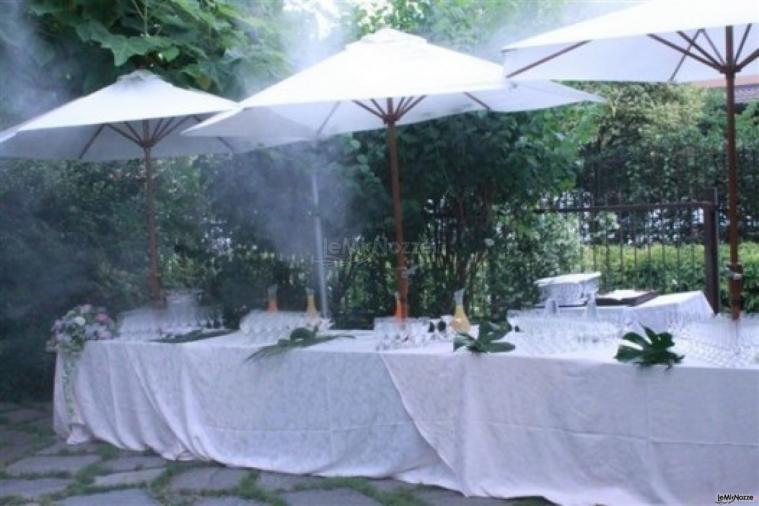 Buffet degli antipasti per le nozze servito in giardino