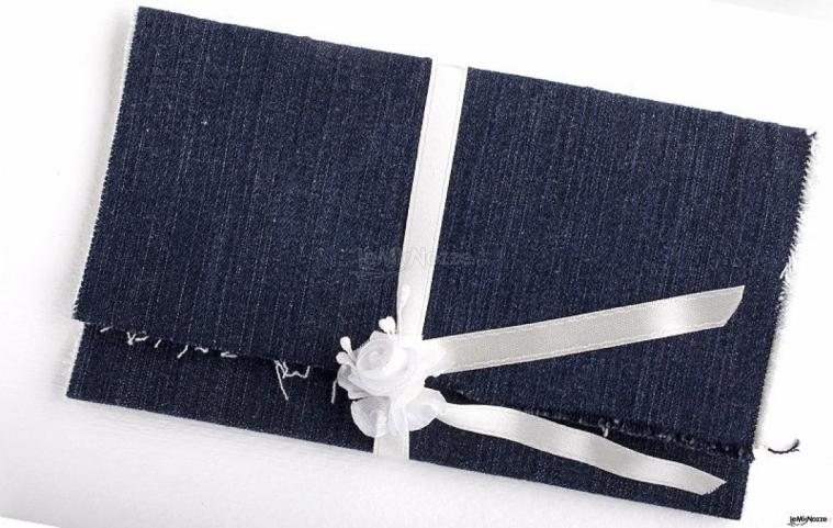 Partecipazione realizzata in Jeans e decorata con nastri e fiori; personalizzabile!
Meraviglie