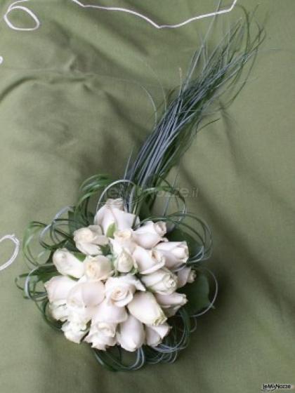 Bouquet di rose bianche per la sposa 